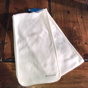 NWT White Columbia Fast Trek Scarf - So cozy!